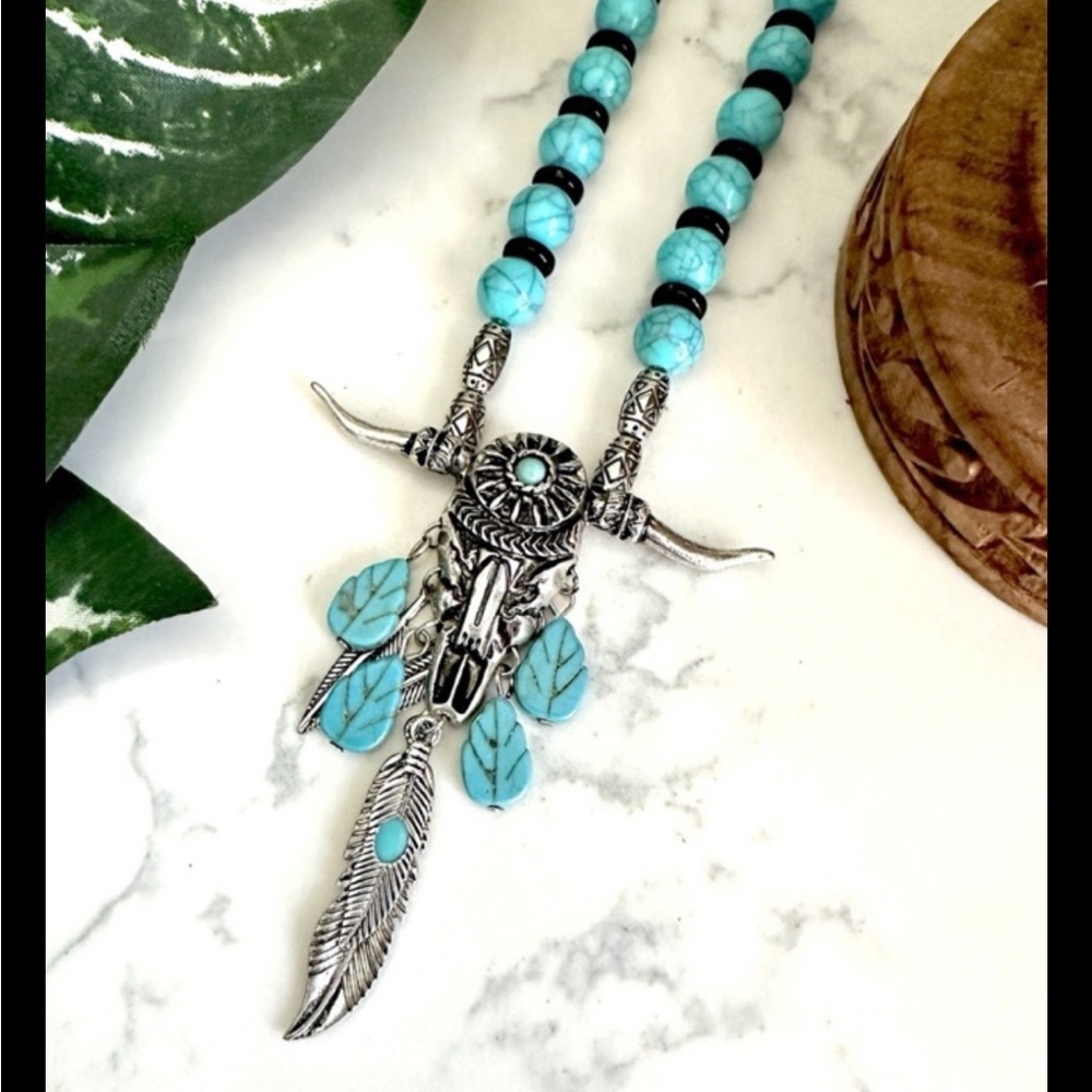 Faux Silver Bulkhead Feathers Western Wear Pendant - Picture 2 of 2